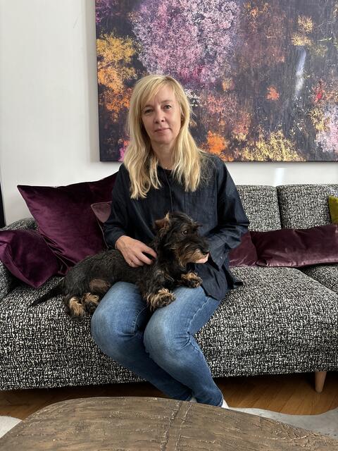 Irene Maria Ganser mit Hund Kayla in ihrem Wohnzimmer.  | Foto: Lisa Kammann