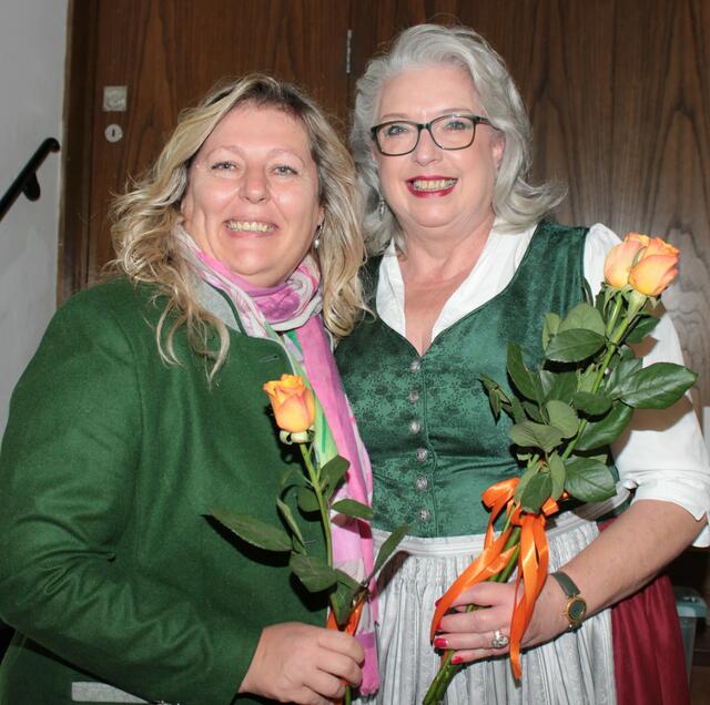 Eunike Grahofer gratuliert Silvia Friedl und ihren Dirndlweibern zum Jubiäum mit einer Rose. | Foto: Walter Kellner