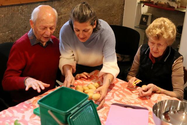 Aus den Erdäpfeln entstanden knusprige Pommes | Foto: Langmann