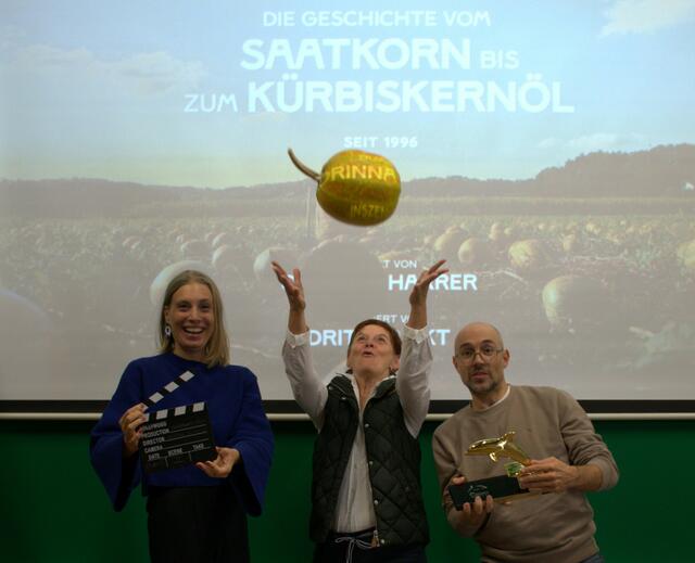 Team Steirerkraft von links nach rechts: Elisabeth Mittelbach-Krenn, Marketingleitung Steirerkraft; Michaela Bloder, Steirerkraft Kernothek; Christian Feldes, Steirerkraft Marketing Content | Foto: Estyria
