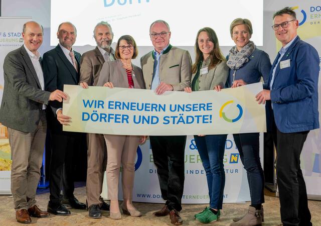 Gemeindebund-Präsident Johannes Pressl, NV-Vorstandsdirektor Bernhard Lackner, NR Martin Litschauer, Obfrau des NÖ Dorf- und Stadterneuerungsvereins Maria Forstner, LH-Stellvertreter Stephan Pernkopf, BR Viktoria Hutter, Bezirkshauptmann-Stv. Barbara Salzer und LAbg. Franz Linsbauer (v.l.) | Foto: Erich Marschik