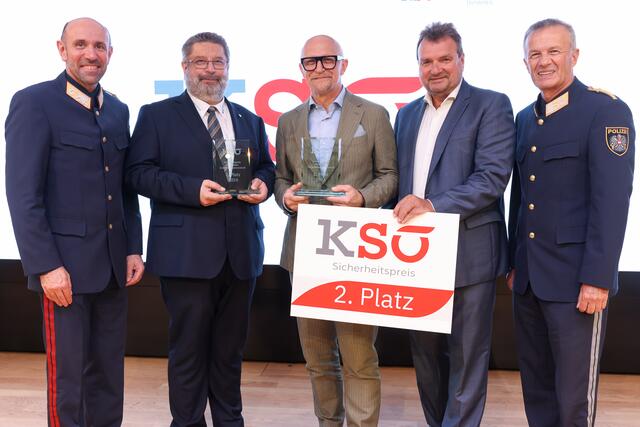 Franz Ruf (Generaldirektor für die öffentliche Sicherheit), Peter Hofbauer (Direktor CyberHAK Horn), Herbert Giegerl (Direktor CyberHAK Tamsweg), Karl Schlögl (KSÖ-Vizepräsident) und Franz Popp (Landespolizeidirektor NÖ) (v.l.) | Foto: Katharina Schiffl