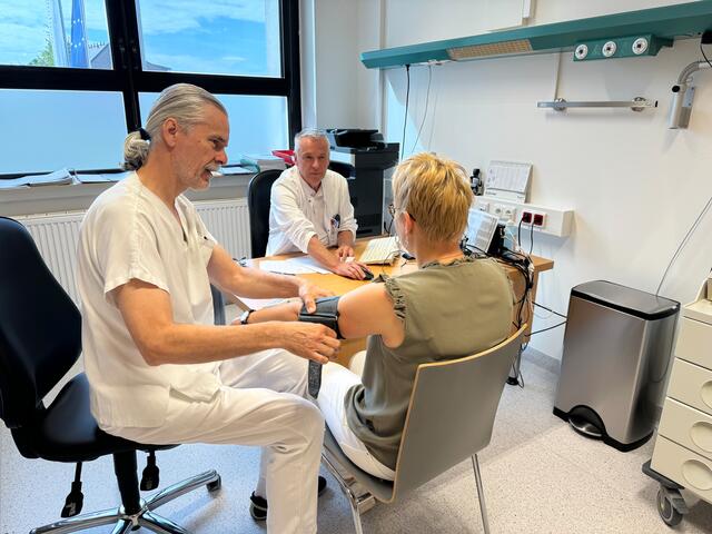 Behandlung in der Schmerzambulanz der Klinik Oberpullendorf: OA Dr. Christian Langecker und DGKP Erwin Schattovich (li.) | Foto: Gesundheit Burgenland