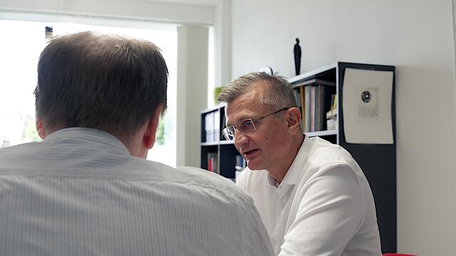 Stefan Tasch im Gespräch mit seinen Mitarbeitern.  | Foto: Simon Michl