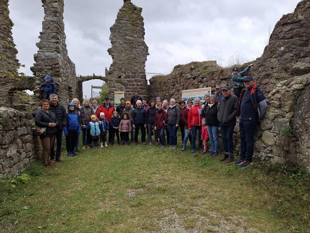 Unter anderem wurde die Ruine in Waxenberg erkundet. | Foto: Waltraud Schuhmann