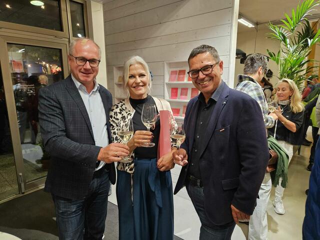 Großes Interesse im Geschäft von Monika Kaltseis: Günther Baschinger, Monika Kaltseis und Hans Moser. | Foto: WKO Grieskirchen