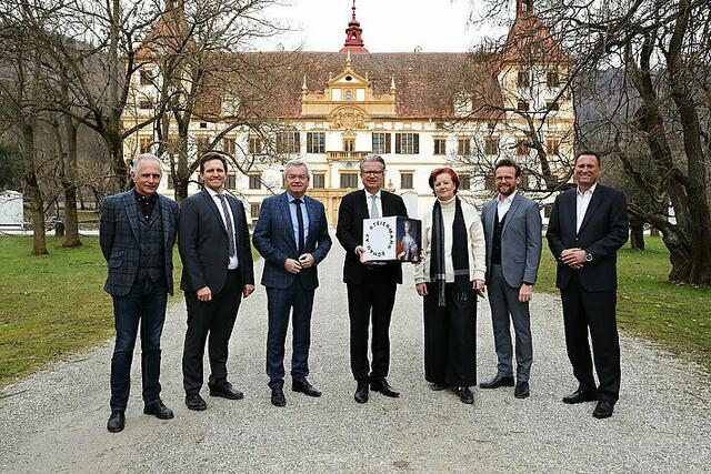 Setzen das Schloss Eggenberg im Rahmen der Steiermark-Schau in Szene (v.l.): Günther Holler-Schuster (Kurator Pavillon), Marko Mele (wissenschaftl. Direktor UMJ), Anton Lang (Landeshauptmann-Stv.), Christopher Drexler (Landeshauptmann Steiermark), Barbara Kaiser (Wissenschaft und Forschung), Paul Schuster (Projektleitung Standort Eggenberg), Josef Schrammel (kaufmännischer Direktor UMJ) | Foto: Universalmuseum Joanneum/J.J. Kucek