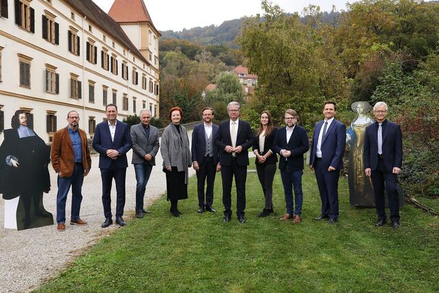 Bei der Präsentation (v. l.): Daniel Modl, Josef Schrammel, Günther Holler-Schuster, Barbara Kaiser, Paul Schuster, Landeshauptmann Christopher Drexler, Sarah Kiszter, SPÖ-Klubomann Hannes Schwarz, Marko Mele und Karl Peitler | Foto: Universalmuseum Joanneum/J. J. Kucek