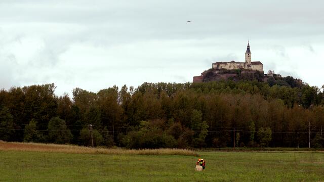 Vor Beginn der Mäharbeiten werden die Landwirte informiert und helfen bei der Vorbereitung der Felder für die Drohneneinsätze. | Foto: Simon Michl