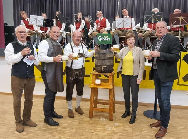 Bieranstich beim 6. Oktoberfest in Kammern mit St. Stefans Bürgermeister Ronald Schlager (2.v.l.), Kammerns Bürgermeister Karl Dobnigg (3.v.l.) und Leobens Vizebürgermeisterin Birgit Sandler   | Foto: Marktgemeinde Kammern