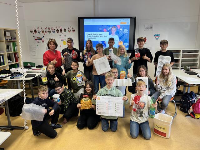 Erna Hattmannsdorfer mit Schüler:innen der 2c | Foto: Sport/Mittelschule St. Valentin