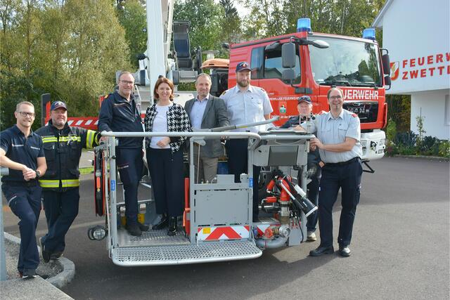 Zum Abschluss des Besuches nahm Landesrätin Michaela Langer-Weninger gemeinsam mit Feuerwehr-Kommandant Andreas Ganglberger (l.) und Bürgermeister Roland Maureder (r.) sowie weiteren Führungskräften Platz auf der Drehleiter. | Foto: Kapl
