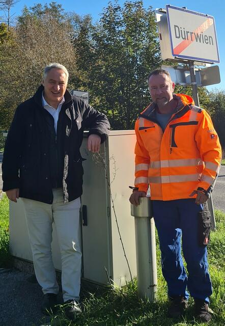 Josef Schmidl-Haberleitner und Josef Rothensteiner bei der Pumpanlage. | Foto: Stadtgemeinde Pressbaum