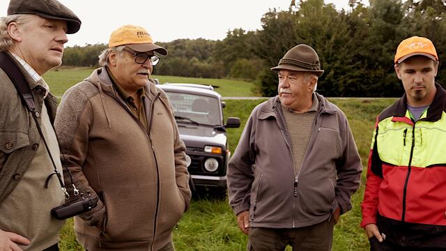 Bis zu 15mal pro Saison rücken die Güssinger Jäger frühmorgens aus, um Kitze vor dem möglichen Mähtod zu retten. | Foto: Simon Michl