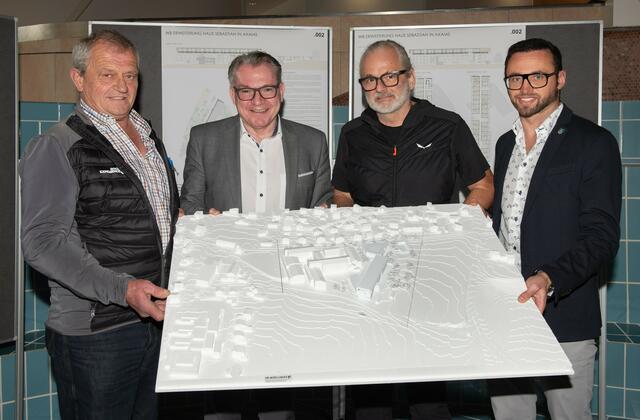 Verbandsobmann Anton Bucher (li.), NHT-GF Johannes Tratter und Standortbürgermeister Thomas Suitner (re.) präsentieren mit Architekt Hanno Vogl-Fernheim das Siegerprojekt. | Foto: NHT/Ascher