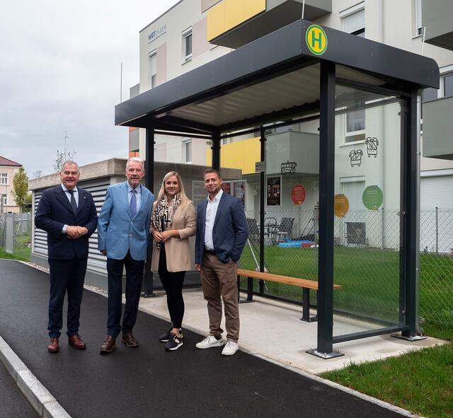 Infrastrukturstadtrat LAbg. Franz Dinhobl, Bürgermeister Klaus Schneeberger, Christina Müller (wnsks) und Verkehrsbetrieb-Leitung Christof Komzak. | Foto: Stadt Wiener Neustadt/Maurer