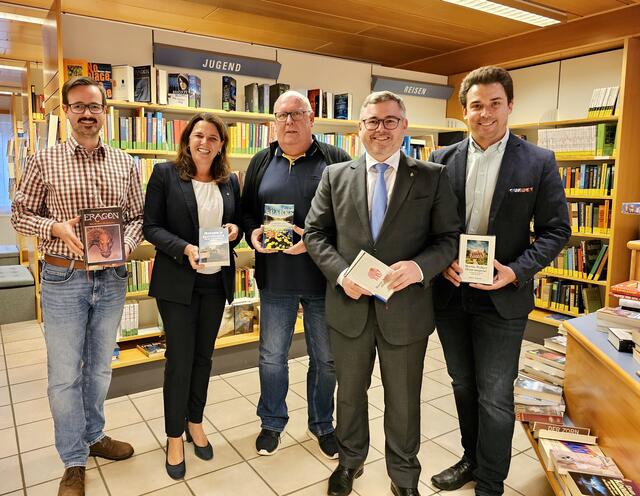 Stadtamtsdirektor Thomas Dobner, Bibliothekar Hannes Weissenböck und Bürgermeister Manuel Aichberger führten Bundesrätin Sandra Böhmwalder und Landesrat Ludwig Schleritzko durch die Stadtbücherei Lilienfeld.  | Foto: Stadt Lilienfeld