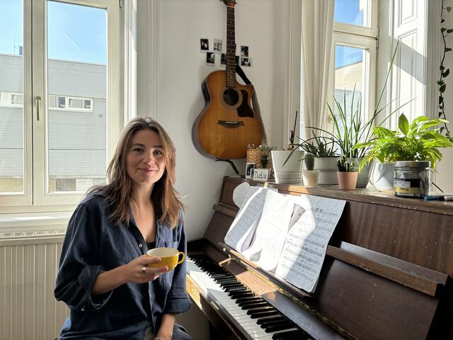 Franziska Katzlinger komponiert und musiziert in ihrer Hernalser Wohnung. Zudem singt sie als Frontsängerin für mehrere Bands.  | Foto: Lukas Ipirotis