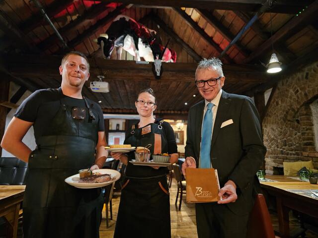 Die Gastgeber Martin Reinprecht und Sabine Jahodinsky begrüßen den Restauranttester August Teufl im "Beef &amp; Burger".