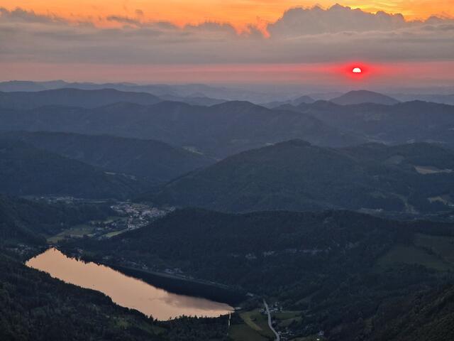 Sonnenuntergang, Blick auf den Lunzer See, abends auf der Scheibe⛰️ bei Lunz am See | Foto: Christian Hahn