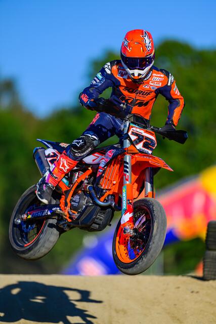 Mit einem klaren Fokus auf die kommende Saison und einem starken Team im Rücken, blickt Lukas Höllbacher optimistisch auf das Jahr 2025, in dem er erneut die Supermoto-Weltmeisterschaft in Angriff nehmen wird. | Foto: Mazzes Fotomatrix