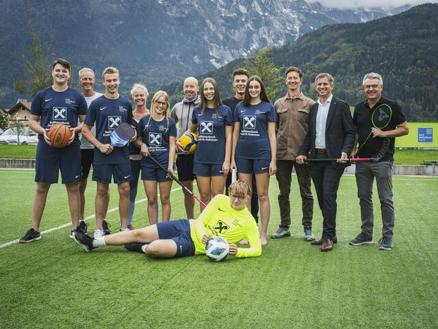 Neue Schuldressen für das Holztechnikum Kuchl: Raiffeisenbank Kuchl-St. Koloman unterstützte Sportförderung mit dem Sponsoring. | Foto: Holztechnikum Kuchl, Christoph Kobald