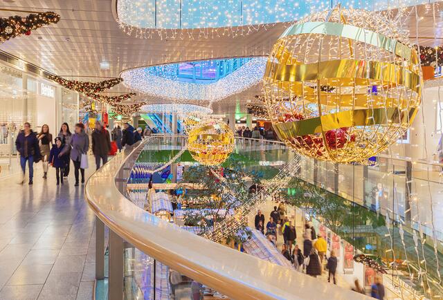 Vor allem die weihnachtliche Stimmung mit den Dekorationen und Lichtern, der Weihnachtsmusik oder den weihnachtlichen Düften machen das Weihnachtsshopping aus. | Foto: Eva trifft
