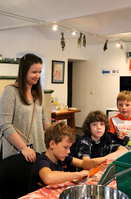 Klassenlehrerin Birgit Hofer ist stolz auf ihre redseligen Schützlinge | Foto: Langmann