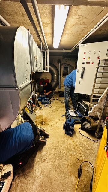 Einige Arbeiter sorgten für eine vorübergehende Lösung. | Foto: Ströbel