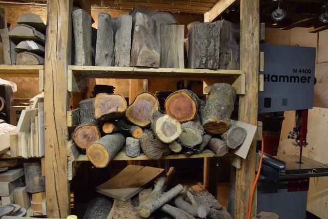 Aus jedem Holz entstehen individuelle Kunstwerke. | Foto: Sarah Treiber