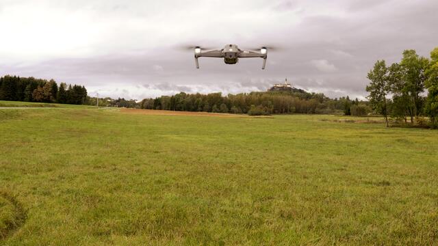 Die Drohnen fliegen systematisch über die Felder und scannen den Boden nach Wärmequellen, die auf die Anwesenheit von Rehkitzen hinweisen.  | Foto: Simon Michl