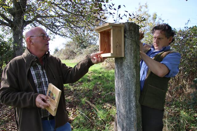 Mehrere tausend Nistkästen und Vogelhäuser haben die Jäger des Bezirks Jennersdorf aufgestellt, unter ihnen Erwin Mirth (links) und Bernhard Takacs. | Foto: Martin Wurglits