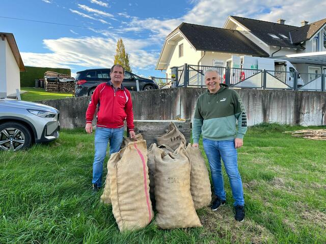 OV Bernhard Lackner und Bgm. Christian Pinzker sammelten mit den Kindern Äpfel und pressten 200 Liter Apfelsaft bei der "Mobilen Saftpresse". | Foto: Christian Pinzker