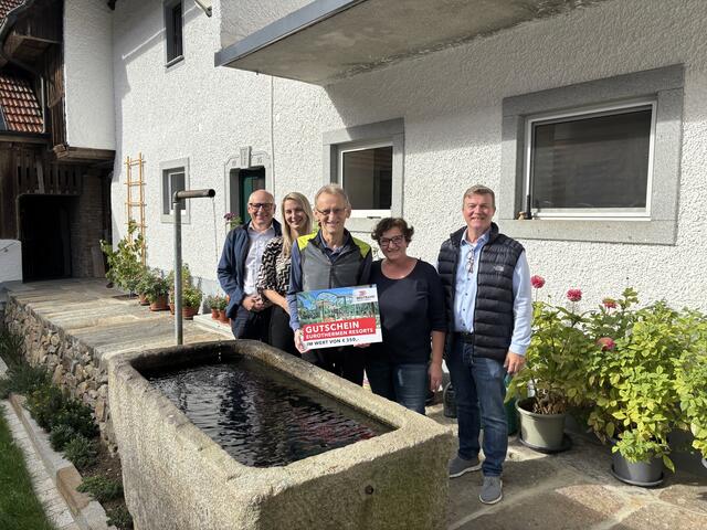 Bei der Gutscheinübergabe: Martin Wachutka (GF BBOÖ), Nadine Humberger (BGM Natternbach), Gewinnerpaar Franz und Theresia Lang, Thomas Matthey (GF BBOÖ). | Foto: BBOÖ