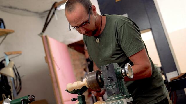 "Holzwuam" Benjamin Fink will im Rahmen von Holz-Workshops bei Kindern die Fantasie und Vorstellungskraft anregen.  | Foto: Simon Michl