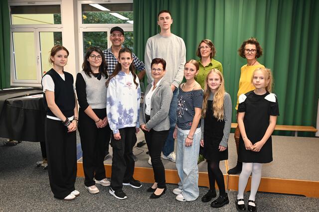 Vzbgm. Dagmar Händler mit Albert Reifert, Birgit Schwarz und den Musikschülerinnen und Musikschülern der Keybord-Klasse. | Foto: Pohl