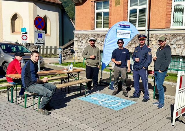 Der Sicherheitsbeauftragte der Polizeiinspektion Niklasdorf Michael Derflinger im Gespräch mit Kammeraden der Freiwilligen Feuerwehr 
 | Foto: Polizei