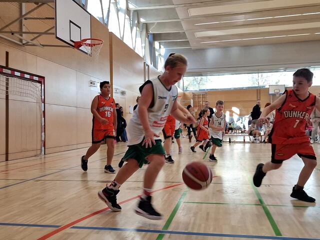 Luca bei seinem liebsten Hobby: dem Basketball. | Foto: Tinnauer