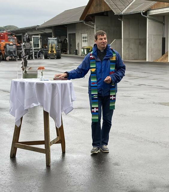 Stadtpfarrer Christoph Wiesler segnete die Räumlichkeiten und Werkstätten des neuen Bauhofs in Fehring. | Foto: Stadtgemeinde Fehring