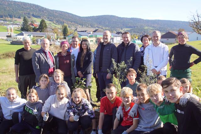 Beteilgte Akteure und Unterstützer mit Schülern der 3a und 3b Klasse der Mittelschule Ulrichsberg bei der Heckenpflanzaktion.  | Foto: Helmut Eder