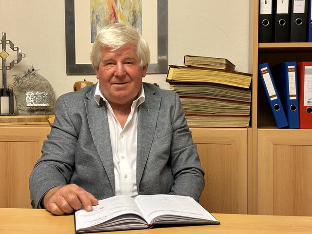 Dekan Franz Neuner erlebt die Veränderungen in der Kirche hautnah mit. Sorge um die Zukunft der Kirche hat er nicht. | Foto: Reichel
