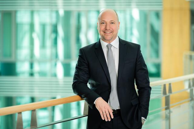 "Seit mehr als einem Jahr erwirtschaftet der produzierende Bereich in Österreich Monat für Monat weniger Umsatz als im Vorjahr – und der Abwärtstrend hält weiter an. Im März 2024 lag der Umsatz in Industrie und Bau einer ersten Schätzung zufolge um 17,2 Prozent unter dem des Vorjahresmonats. Gleichzeitig sank das Arbeitsvolumen um 5,5 Prozent und auch bei den Beschäftigten sehen wir ein leichtes Minus von 0,3 Prozent“, stellte Statistik Austria-Generaldirektor Tobias Thomas. | Foto: Statistik Austria