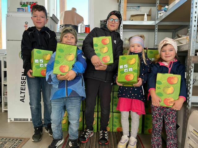 Kindergarten- und Volksschulkinder hatten riesen Spaß beim Sammeln der Äpfel und beim Pressen von 200 Liter Apfelsaft. | Foto: Christian Pinzker