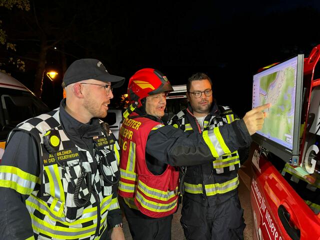 Kommandant Werner Hauser (Mitte) bei der Übung im Stadtwald. | Foto: ffmoedling.at
