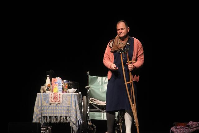 Markus Hirtler wird auf der Bühne zur Kultfigur "Ermi-Oma". | Foto: MeinBezirk/Hofmüller