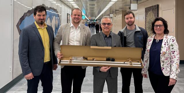 52.000 Leuchten in den Gängen des AKH Wien werden von Kiteo aus Jennersdorf umgerüstet, gab Geschäftsführer Michael Paukowits (2. von links) bekannt. | Foto: Kiteo