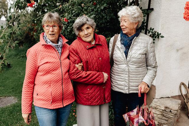 Aufgewachsen und gearbeitet auf der Wieden in Mooslandl: Hermi Großmann (Michlberger), Christine Wartegger (Thaler) und Heli Schaffer (Hieflau) | Foto: Barbara Pölzgutter Photography
