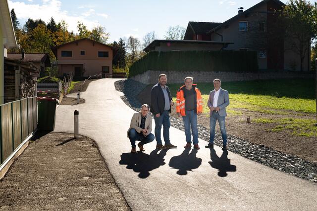 Bürgermeister Markus Lakounigg, Gemeinderat Günter Hanin, Stadtrat Stefan Riepl und Vizebürgermeister Peter Wedenig (von rechts) beim Lokalaugenschein zur Straßenfreigabe. | Foto: Stadtgemeinde Völkermarkt