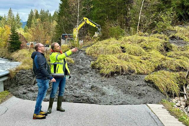 Straßenmeister Franz Bogensberger und der Lungauer Katastrophenreferent Christoph Wiedl bei der Begutachtung der Schadensstelle an der L267. | Foto: Land Salzburg/Gerald Valentin