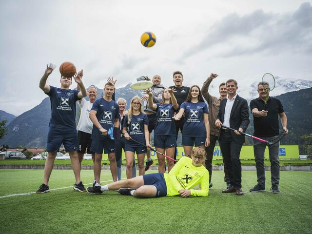 Neue Schuldressen für das Holztechnikum Kuchl: Raiffeisenbank Kuchl-St. Koloman unterstützte Sportförderung mit dem Sponsoring. | Foto: Holztechnikum Kuchl, Christoph Kobald